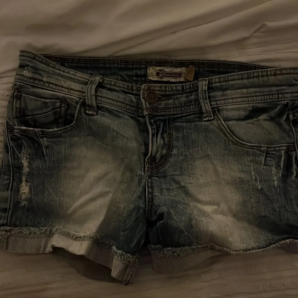 Säljer ett par skit snygga lågmidjade jeansshorts i storlek 36💕. Shorts.