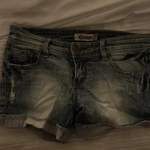 Jeansshorts  - Säljer ett par skit snygga lågmidjade jeansshorts i storlek 36💕