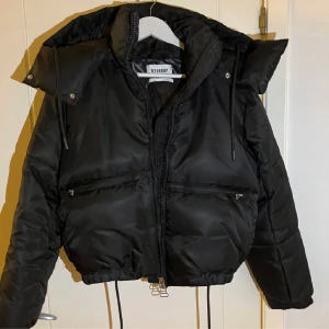 Vinterjacka - Bra stick storlek xs men är lite oversize puffig, har dessutom trådar på sidan så du kan spänna till den annars jackan är varm och skön för mer info skriv privat 