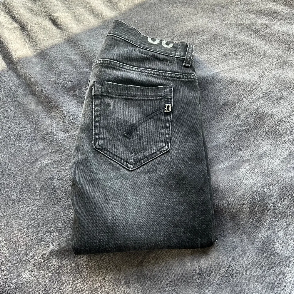 Tjena! Säljer dessa riktigt schyssta Dondup jeans i storlek 30. Använda fåtal gånger så väldigt bra skick. Tveka inte på att höra av er vid fler frågor elelr funderingar! 🙌🏽. Jeans & Byxor.
