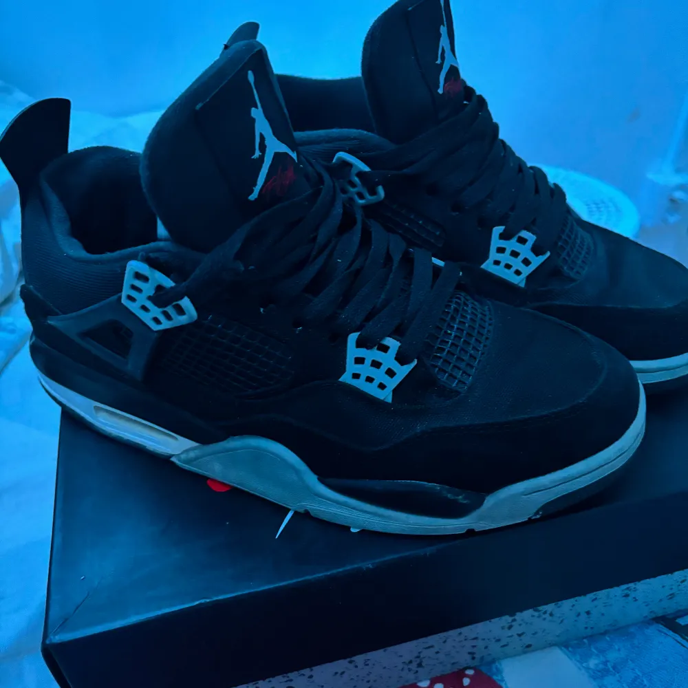 - 8 skick  Dessa är Air Jordan 4 Black Canvas-skor med en svart överdel i canvasmaterial. de har några slitmärken på sulan och några mindre repor på materialet, men annars ser de fortfarande ganska välvårdade ut. . Skor.