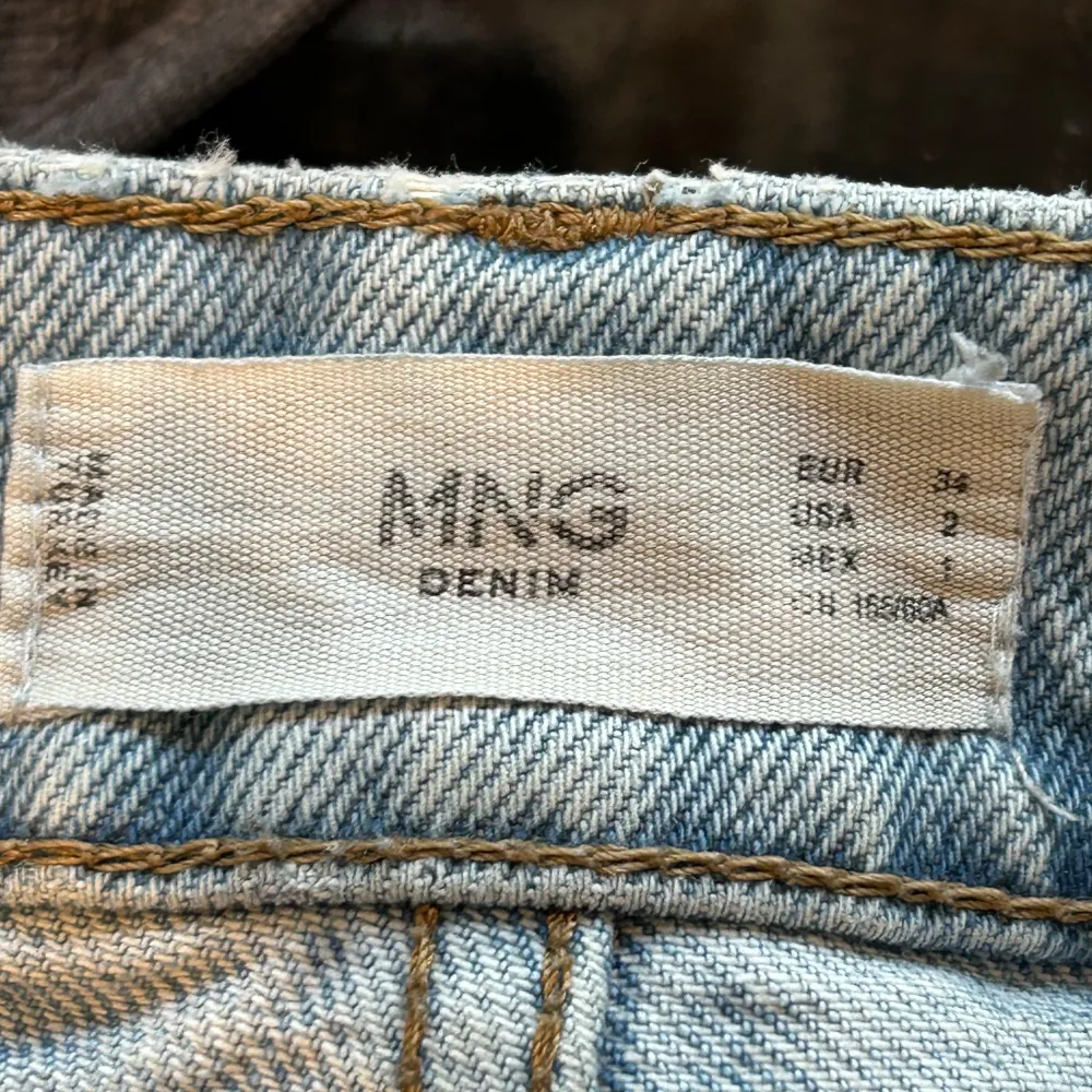 Gamla jeans som inte längre passar, dem har varit använda mycket men känns fortfarande nya. Inga skador (jag är 170cm) nypris-700kr mitt pris 200kr. Jeans & Byxor.