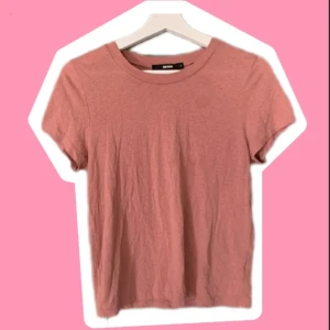 Rosa T-shirt - Fin rosa T-shirt från BikBok, knappt använd🌷