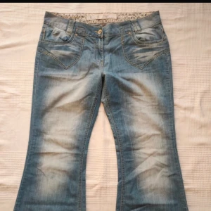 Lågmidjade vintage jeans - Jättefina jeans som jag köpte secondhand men som tyvärr inte passade🙌🙌 Midjebredd 96cm Höftbredd 110cm Total längd 106cm Längd från gren till midja 23cm Benvits nedtill