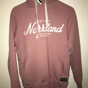 Säljer denna Norrlands hoodie, den är lite trasig vid vita snöret (kolla bild 4) men annars är den som ny