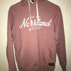 Norrlands Hoodie - Säljer denna Norrlands hoodie, den är lite trasig vid vita snöret (kolla bild 4) men annars är den som ny
