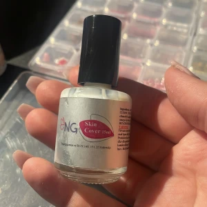 Skin cover från nagelgiganten - Säljer skin cover från nagelgiganten då jag aldrig använder den. Har endast testat den en gång.💓
