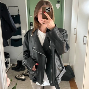 Bikerjacka - Svart läderjacka, står ej storlek men skulle säga M/L. Jag har nomalt S och sitter lite oversized på mig. Breda axlar. Köpt second hand.