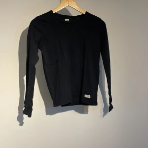 Svart långärmad tröja  - Svart basic långärmad tröja från lager 157! Använd fåtal gånger och i bra skick, kontakta innan köp!
