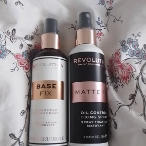 Setting spray  - Säljer två st fulla setting spray från revolution. Säljer båda för 65kr. 