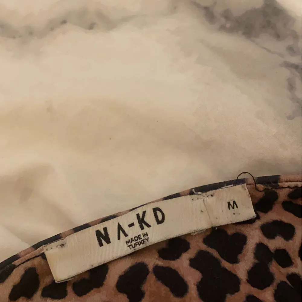 Ett leopard linne i ganska tjockt tyg med svarta tunna band i strl M ifrån NAKD. Inte använt så mycke och säljer då det inte används längre. Toppar.