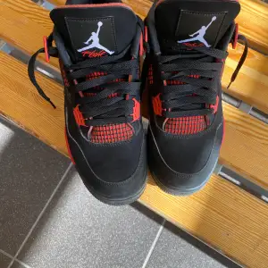 Jordan 4 red thunder i hyfsat bra skick Tappt bort boxen därför det låga priset