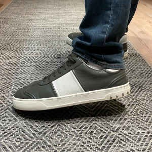 Valentino Flycrew  - Valentino Flycrew i storlek 44,5. Använt men fint skick! 2 nitar borta (skriv privat för bilder). Nypris: slutsåld, mitt pris: 3299kr.