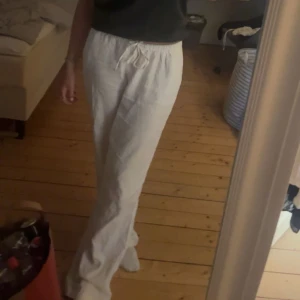 Linnebyxor - Super fina linnebyxor från bikbok💕 passar s som m! Skriv vid fler bilder eller frågor! Pris kan diskuteras🤝 super bra skick, använt ett fåtal gånger