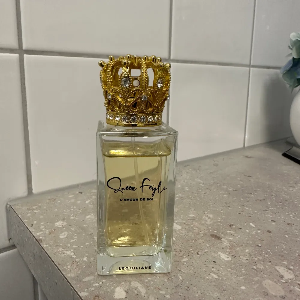 Nästan helt oanvänd parfym från Queen feyli. 50 ml . Accessoarer.