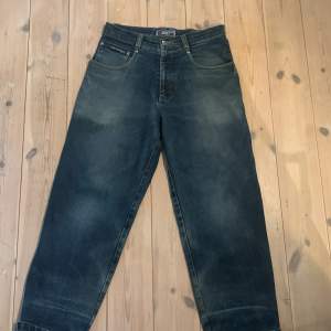 Otroligt rare southpole jeans 😻 ganska slitna där nere så 8,5/10 kondition 🕺🕺 läg prisförslag ‼️‼️‼️ 