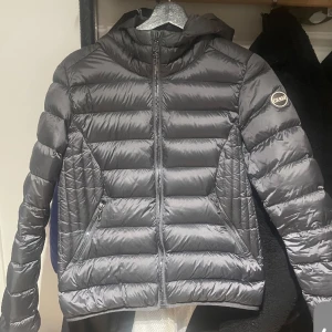 Colmar jacka  - Intressekoll på min mörkgråa colmarjacka. Endast använd några fåtal gånger och funderar nu på att sälja då den är för liten. Bilden är från min beställningsbekräftelse 😍