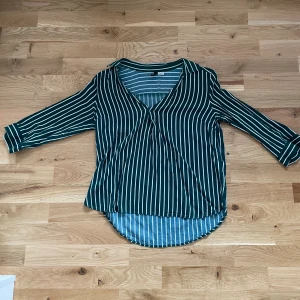Grön/vit randig blus - Grön/vit randig blus från H&M. Måttligt använda men i gott skick. Säljs för 40 kr. 