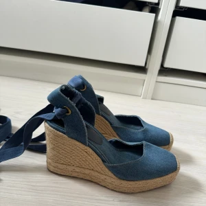 Kilklackskor - Kilklackar från Zara, storlek 37 men passar mig som har 38. Använda en gång! 