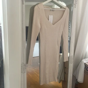 Beige klänning - Långärmad beige klänning, aldrig använd och prislapp på. Storlek M/L och väldigt stretchig. Priset är ekl.frakt, kan mötas upp 🤍