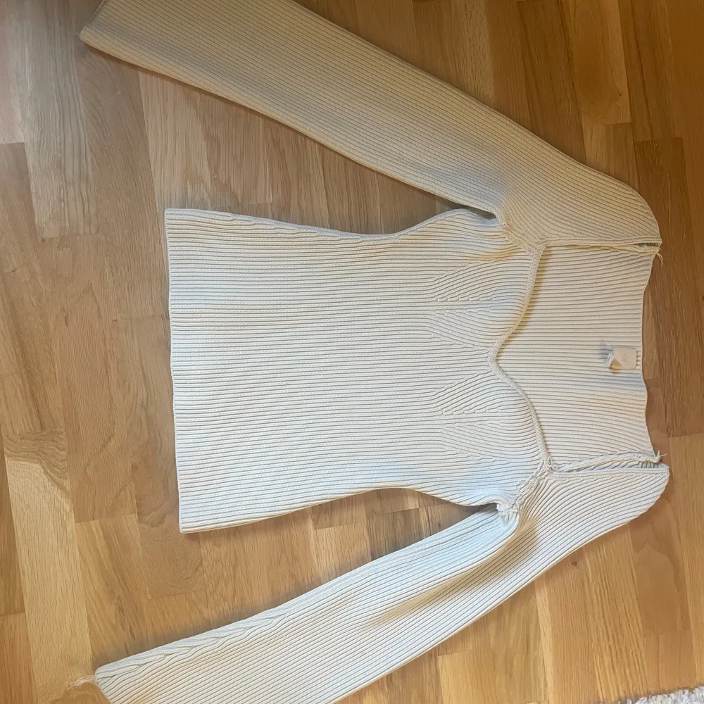 Säljer min vita ribbade tröja från HM med volang ärmar för den har blivit lite stor på mig . Tröjor & Koftor.