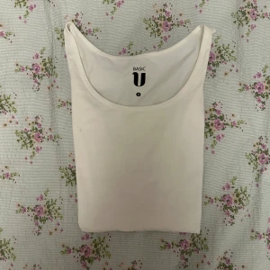 Basic vita linnen  - Två olika men samma pris för båda ( midjelånga) 