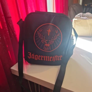 Jägermeister kyl/värmeväska - Går att få in dubbelt upp än vad som är på bilden. Justerbar axelrem. Nice att ha på stranden eller utflykten.