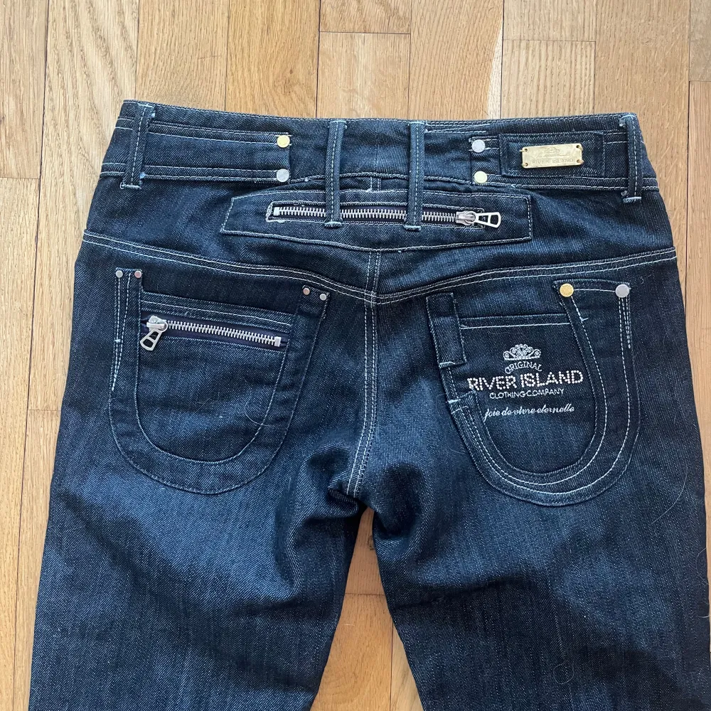Så unika och coola mörkblå lågmidjade jeans!! Midjemått 37 cm och innerbenslängd 80 cm. Passar xs/s. Jeans & Byxor.