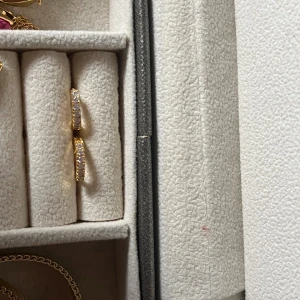 Örhängen sif jackobs - Säljer mina små Hoops från sif Jackobs då de knappt kommer till användning längre. Köptes för 649 kr, säljer de för 450 kr då de forfarande är i ny skick! 