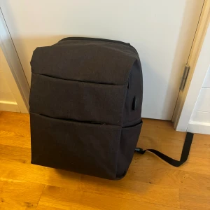 Nordace Nelson Ryggsäck - Jättefin och praktisk ryggsäck men väldigt många fack från Nordace Nelson. Original pris: 1,309kr. Iprincip helt ny och säljer den då jag inte får användning av den tyvärr.