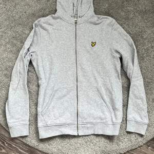 Säljer en ljus grå lyle and scott hoodie med zip ❗️Väldigt sparsamt använd och är alltså i mycket bra skick (finns dock en liten defekt på ena snöret, kan ses på bild 3)🔥Storleken är Medium, tveka inte på att höra av dig vid minsta lilla fundering ❗️