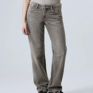 Weekday jeans - Intressekoll på mina lågmidjade weekday jeans💕 har används få gånger och har inga defekter, köpte för 570kr