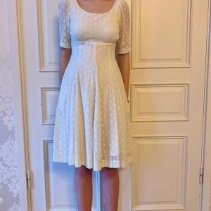 Vit spets klänning  - Fin vit klänning i skönt spets material. Storlek 38. Perfekt till skolavslutningen. Modellen på bilden är 173 cm och har storlek 38 i de flesta andra kläder. Aldrig använd. Vi har lagt ner vår klänningsbutik och säljer ut. Ny pris är 2000-3000kr