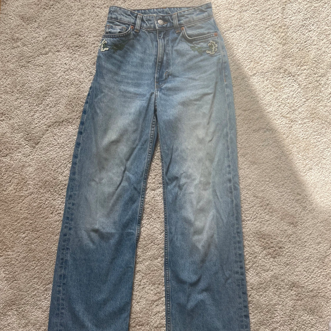 Söta baggy jeans med brodering av blommor  - 90