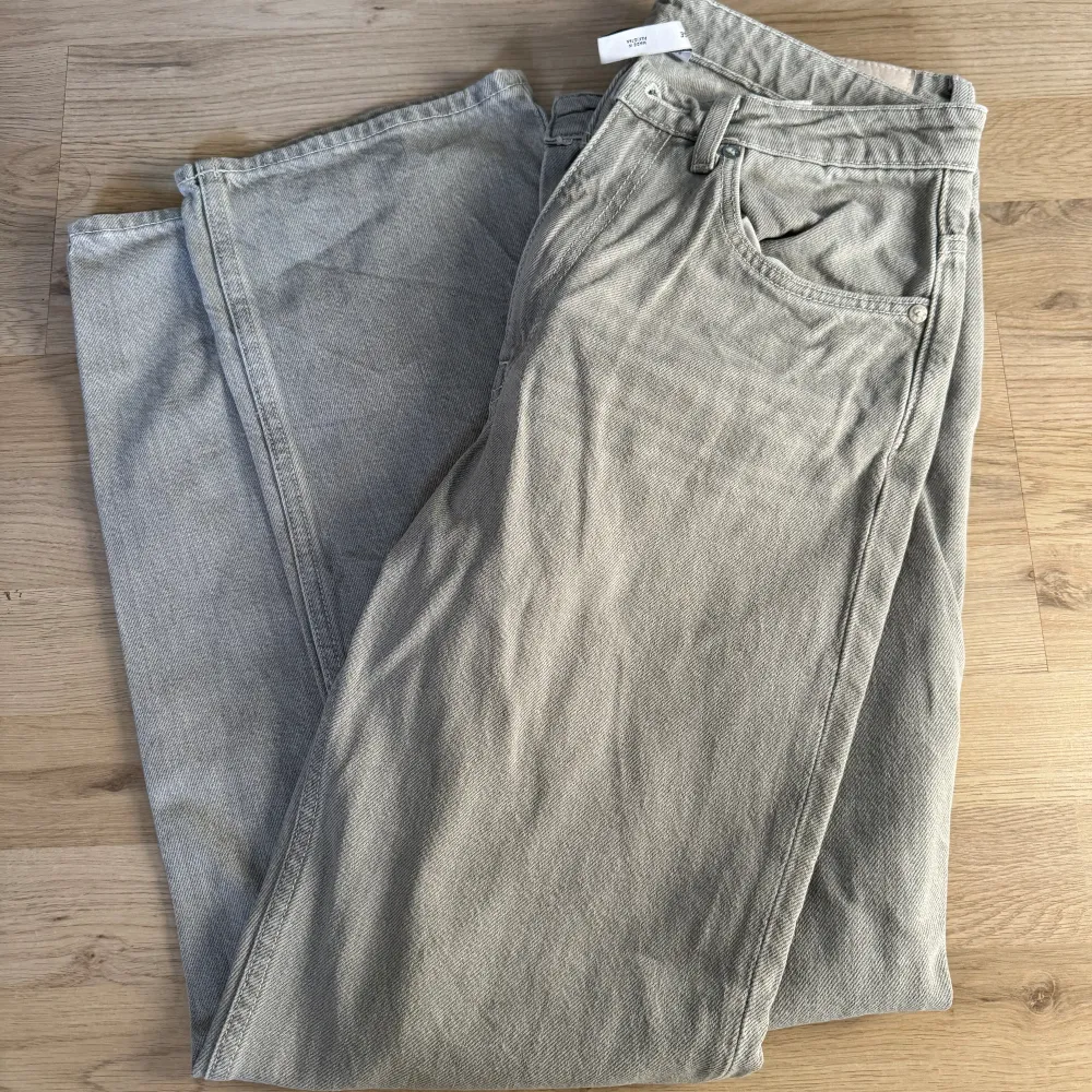 Snygga gråa jeans från weekday, modellen voyage, storlek 30/30, säljer pga för stora, knappt använda🩶 . Jeans & Byxor.