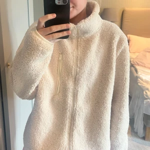 Teddy fleece - Hej! Säljer denna jättefina Teddy fleecen då den inte kommer till användning💗