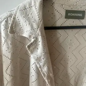 Kortärmad skjorta från Ronning. Bara använd ca 3 gånger. Nypris: 1930kr