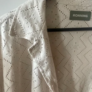 Ronning lace shirt - Kortärmad skjorta från Ronning. Bara använd ca 3 gånger. Nypris: 1930kr