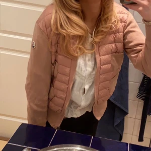Rosa moncler cardigan  - Intressekoll på min fina rosa moncler cardigan. Så tryck inte på köp nu.  Kan även tänka mig att byta mot en annan eller något i samma prisklass. Självklart äkta och qr kod finns i.Tänker mig 4500 för den, nypris 8200 och slutsåld. Skriv för frågor 
