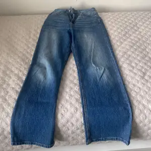 Blåa jeans Storlek 36 (små i storlek)