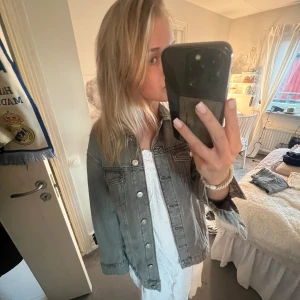 Oversizad ljusgrå jeans jacka - Jättefin jeansjacka aldrig använd! 🧡🧡XS men stor i storleken! 