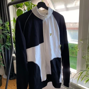 Lyle & Scott Tröja  - Säljer min tröja från Lyle & Scott då den ej kommer till någon större användning, bra skick! Hör gärna av dig 