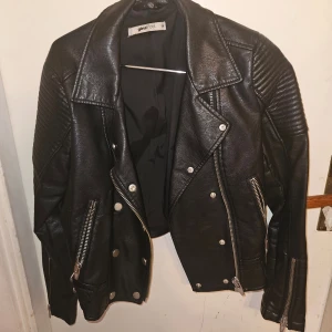 Skinnjacka - Svart skinnjacka men silver detaljer från gina tricot, använd ett par gånger. Hängaren är lite sliten men annars är jackan som nyskick. Om priset inte passar så kom med förslag😊