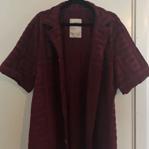 OAS CUBAN SHIRT  - OAS skjorta i färgen Burgundy Frotté material  Nypris 1200  Cond 9/10 Storlek L 