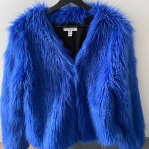 Blå jacka - Blå pälsjacka, väldigt bra kvalite, använd fåtal gånger