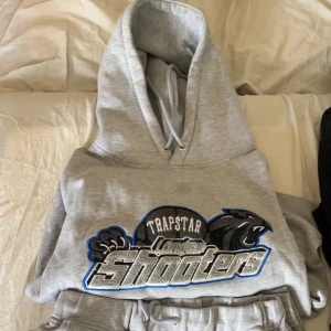 Trapstar shooters dress - Trapstar shooters dress säker då den är för liten för mig 