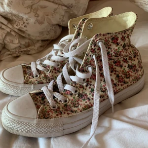 Somriga converse  - Superfina använda några få gånger. Skriv gärna för föer bilder. innermåttet är 24cm. Ända defekter är smuts. Superfina till sommaren 
