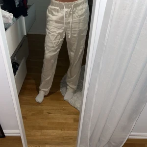 Linnebyxor - Jättefina och jättesköna linnebyxor från Hm, haft ett tag men använda ett fåtal gånger! Man kan även vika ner de, vid midjan om de skulle vara så💕