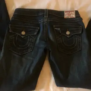 Jättefina true religion jeans som tyvärr var lite stora på mig💕 Storlek 27, ca 38/39 cm i midjan och lite långa på mig som är 164. Bilder lånade från förra säljaren, skriv för fler bilder/mått eller om du har frågor💕 Använd gärna köp nu!