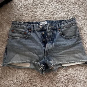 Jeansshorts - Säljer dessa jeansshorts från zara i storlek 40! Frakt ingår inte i priset! Kan även mötas upp i Stockholm🙌💕